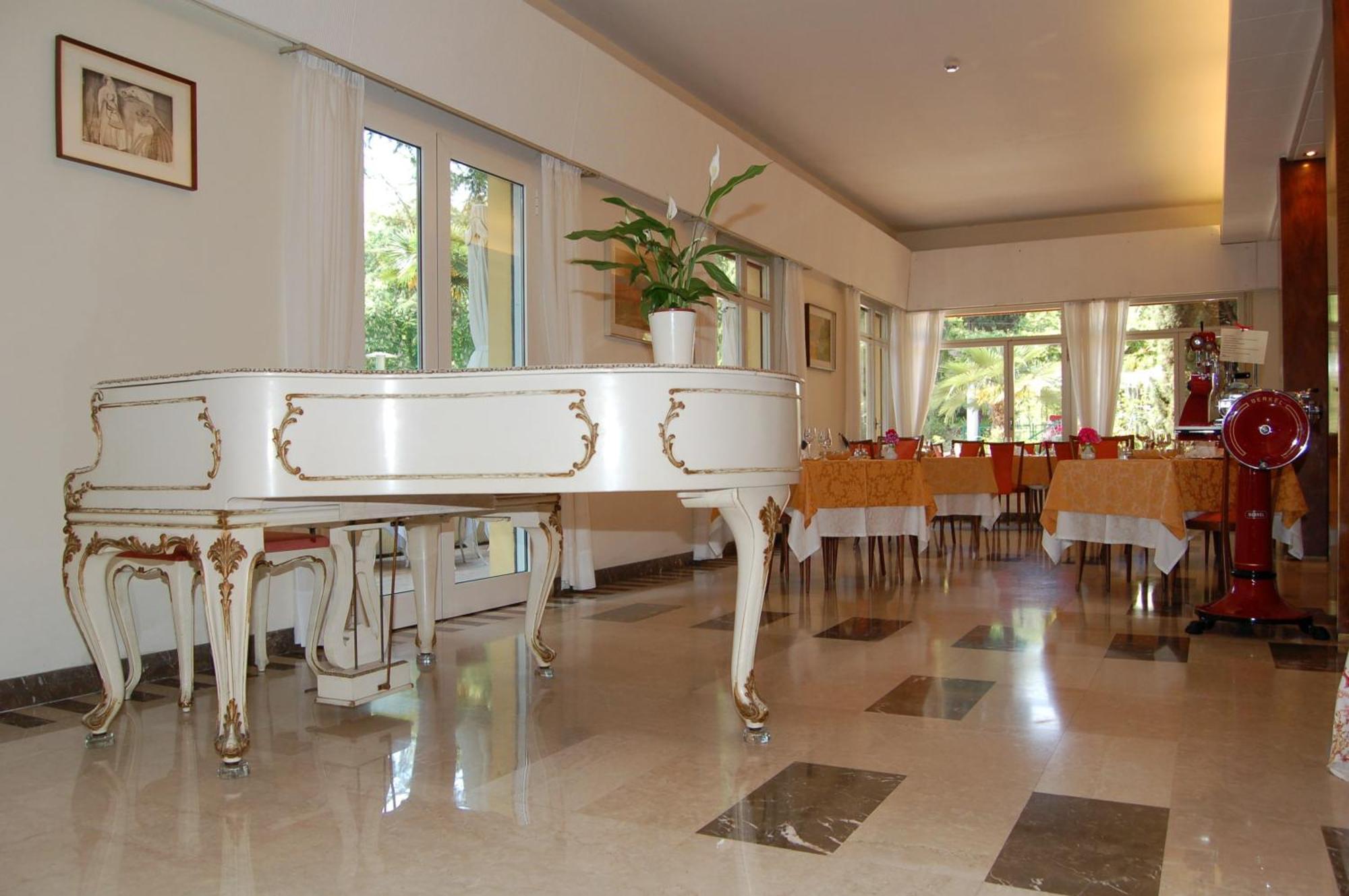 Hotel Broglia Sirmione Exterior photo